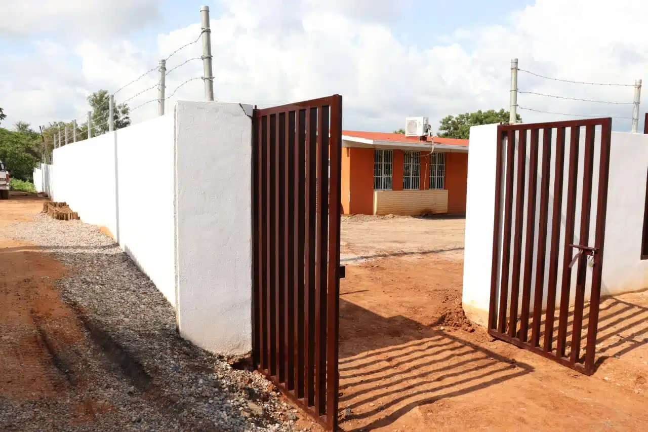 Puertas de la barda construida en la primaria Alfonso Tirado