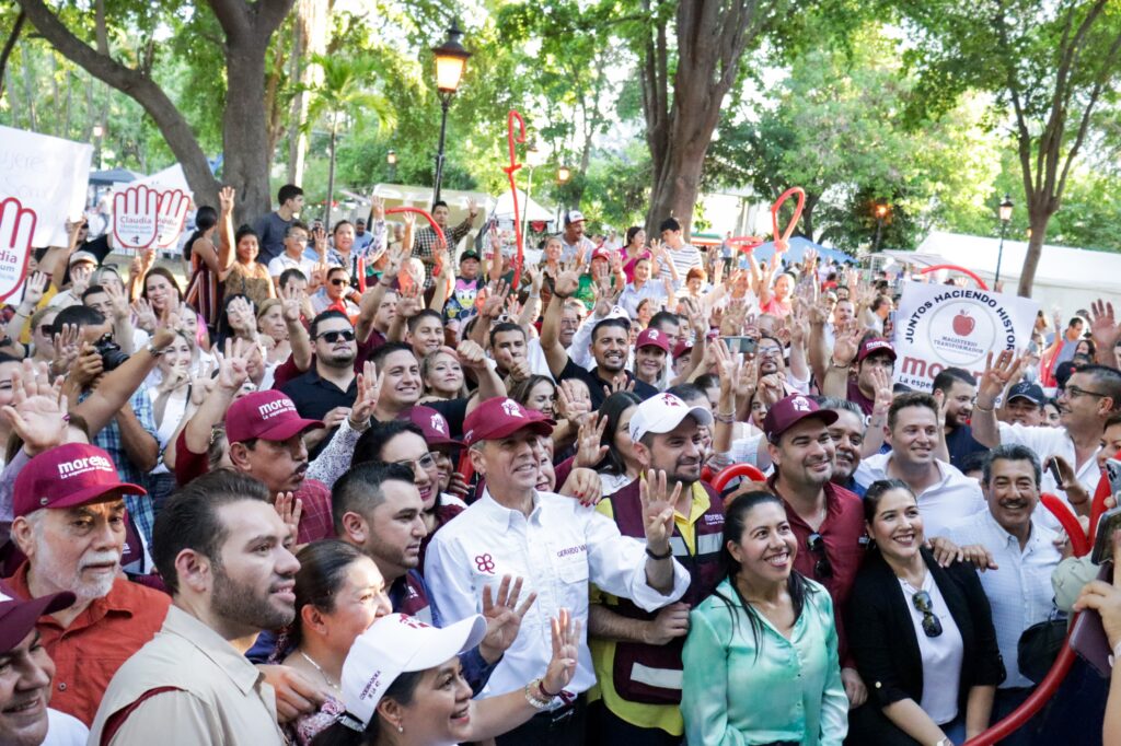 Alcalde Gerardo Vargas y seguidores de Claudia Sheinbaum formando el número "cuatro" con su mano