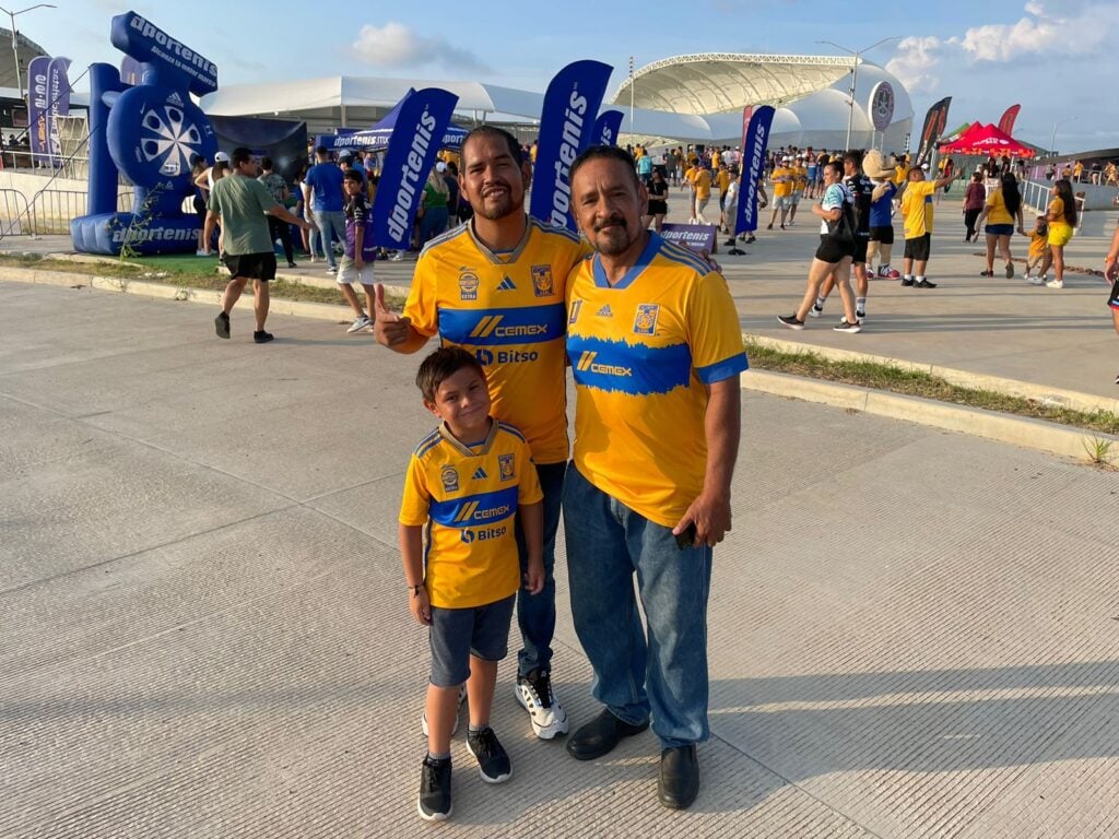 Aficionados llegando al Kraken para ver el partido entre Tigres y Mazatlán FC. Foto: Manuel Mancilla