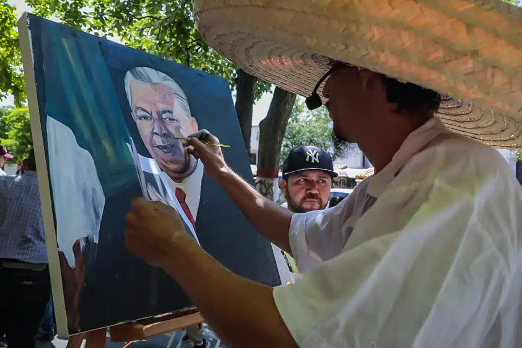 Artista pintando retrato de Jesús Aguilar Padilla