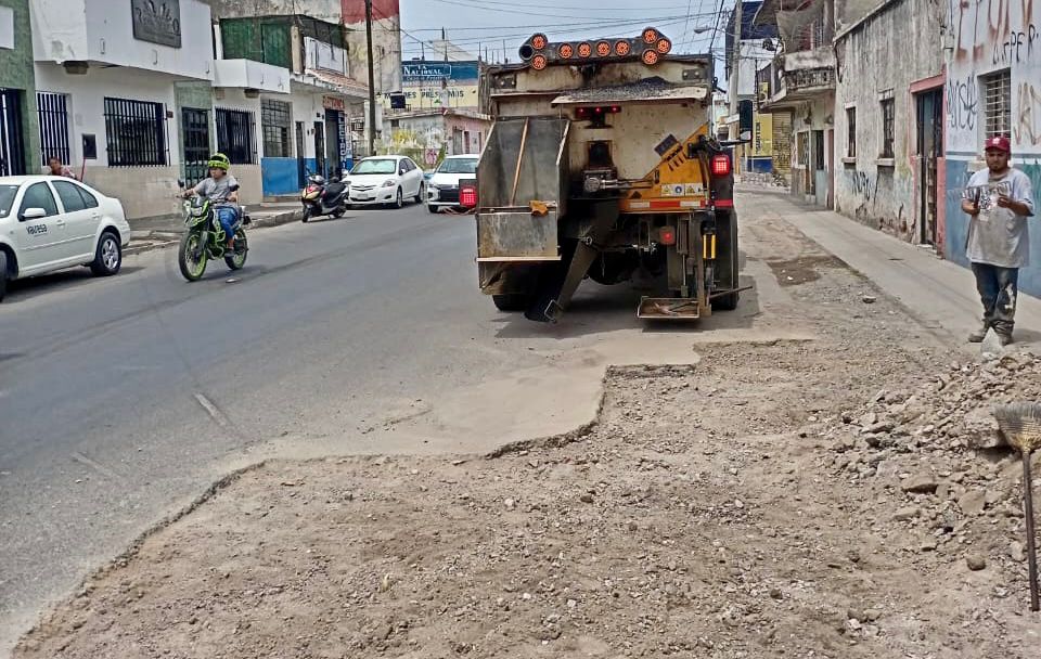 Maquina de bacheo en una calle con desperfectos