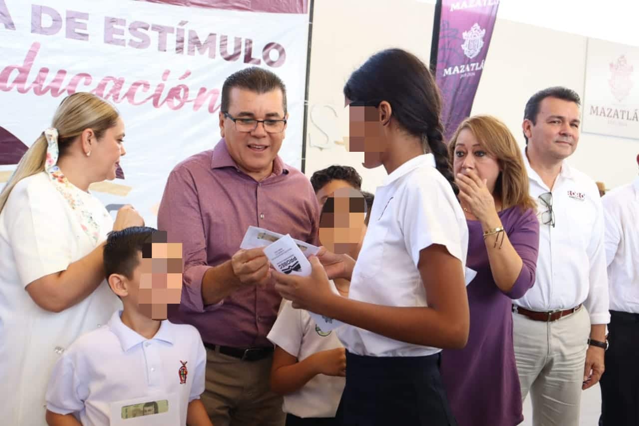ALCALDE DE MAZATLÁN Y NIÑA RECIBIENDO APOYO DE BECA.