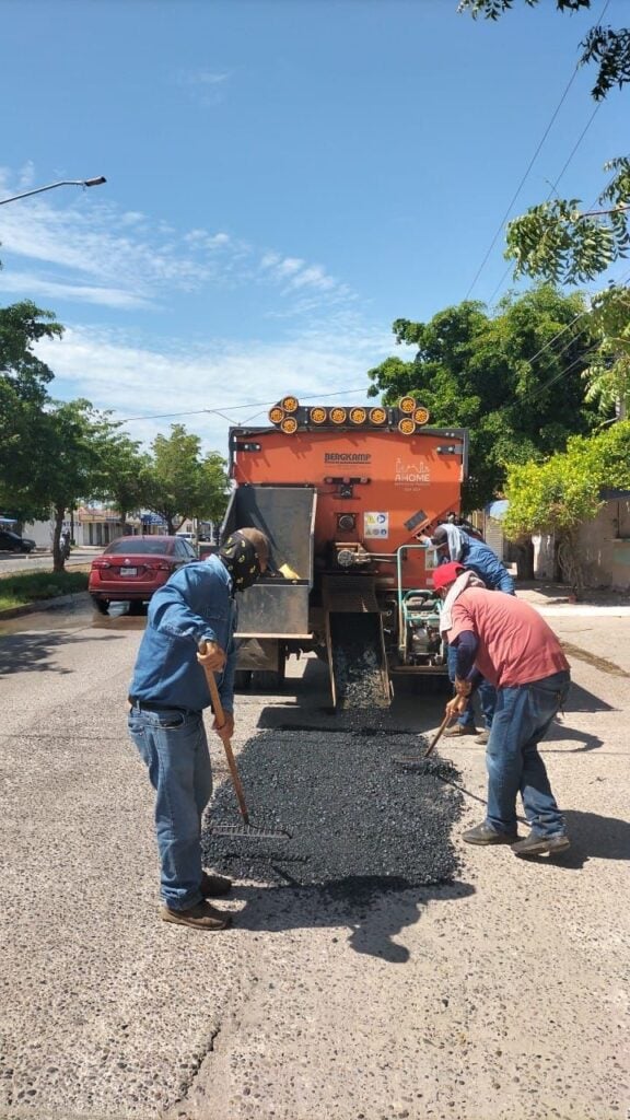 Cuadrilla de trabajadores operando en el programa de bacheo