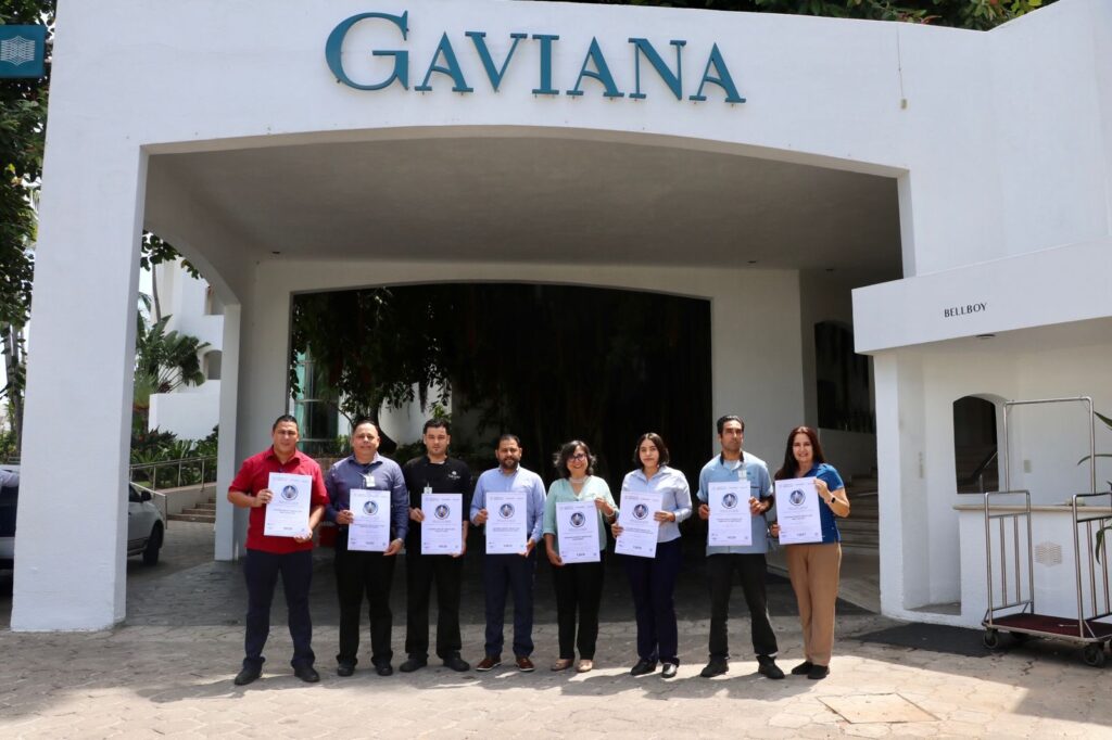 Personal de Gaviana junto a sus distintivos entregados por Sectur