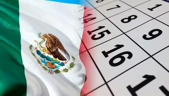 Bandera de México junto a un calendario