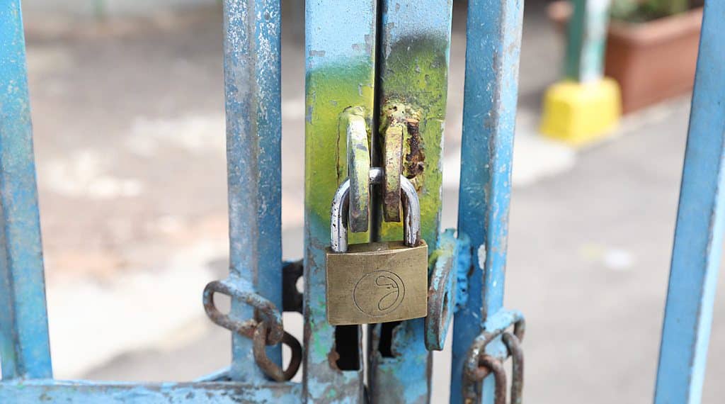 Puerta de fierro cerrada con candado