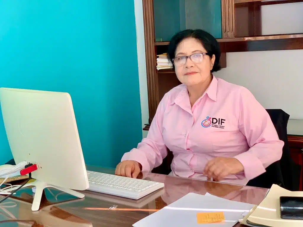 Virginia Marisol Burgos al interior de su oficina