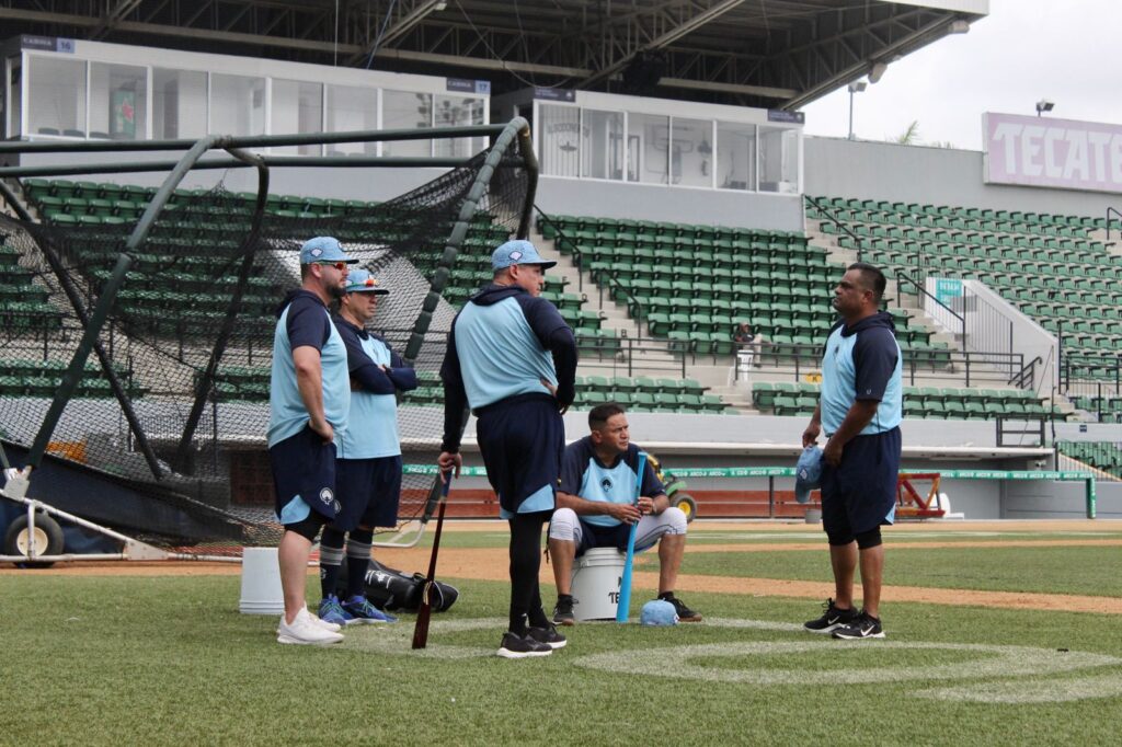 El cuerpo técnico de Algodoneros reunido en el terreno de juego del Kuroda Park