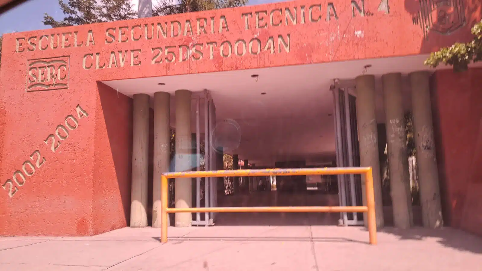Vista exterior de la Escuela Secundaria Técnica Número 4 en Guasave