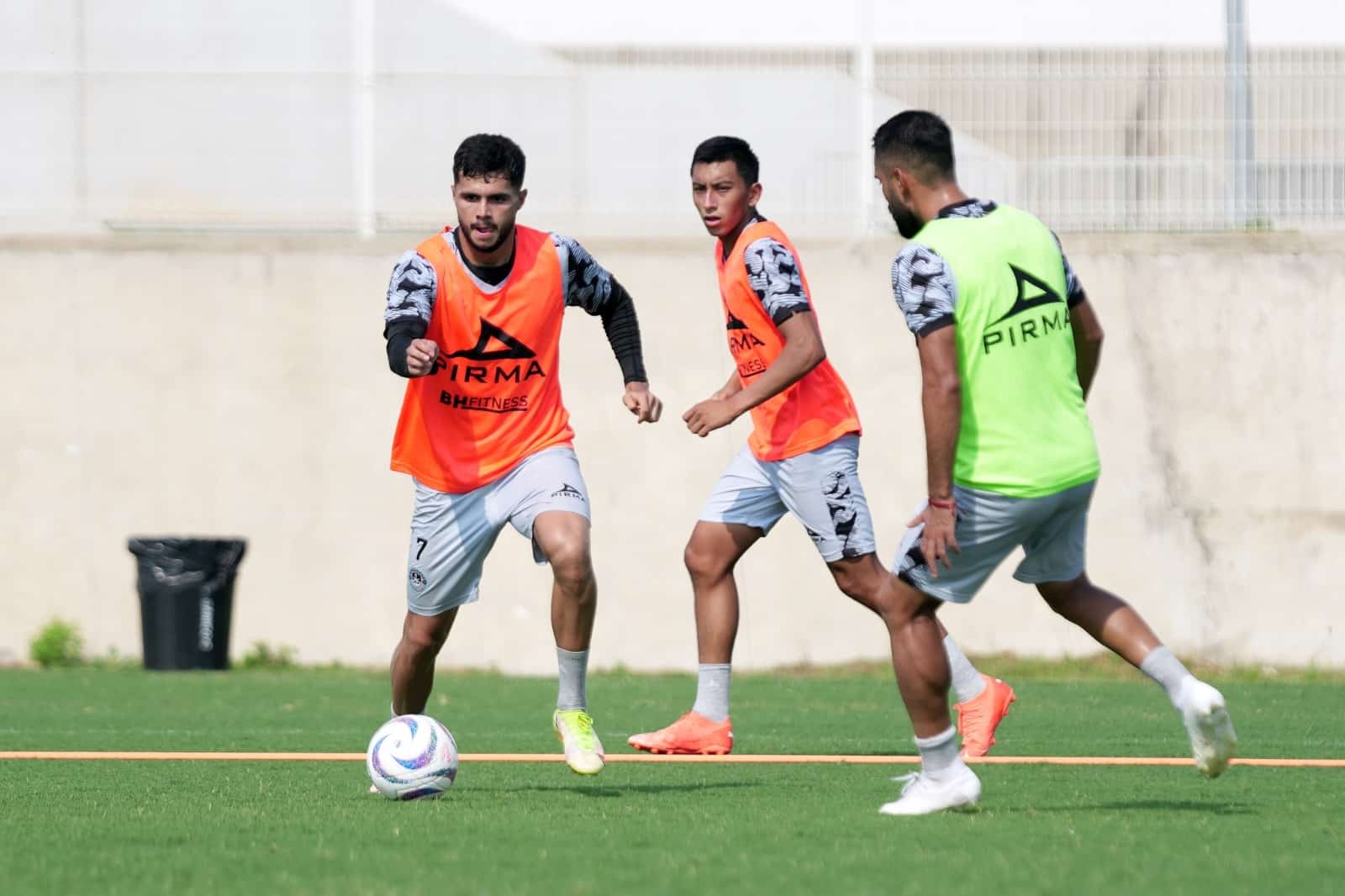 Alan Medina entrenando en la cancha