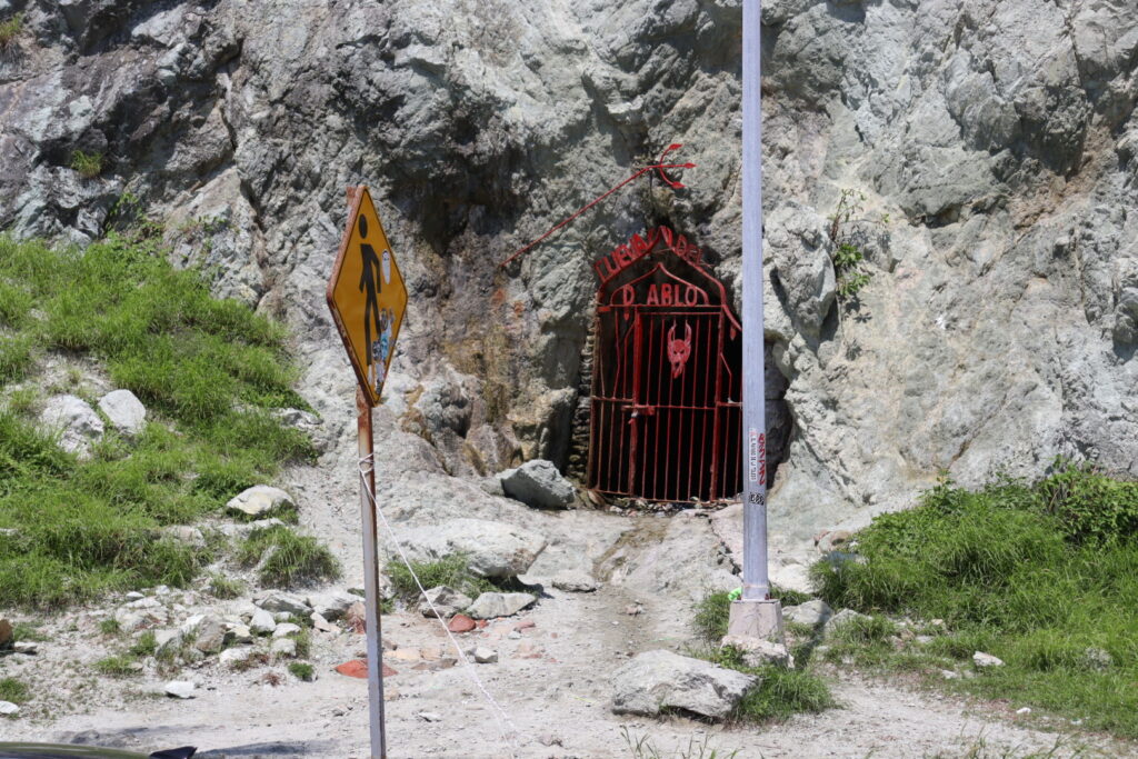 Imagen de la entrada a la cueva del diablo