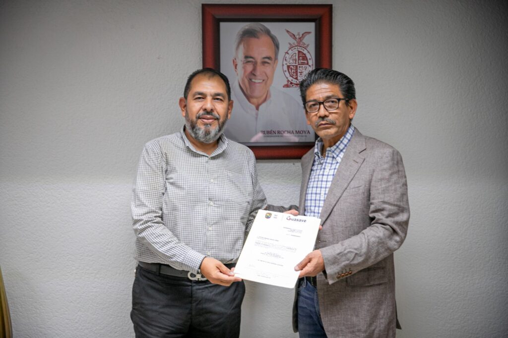 Víctor Enrique Arvizu Pérez junto al alcalde Martín Ahumada Quintero
