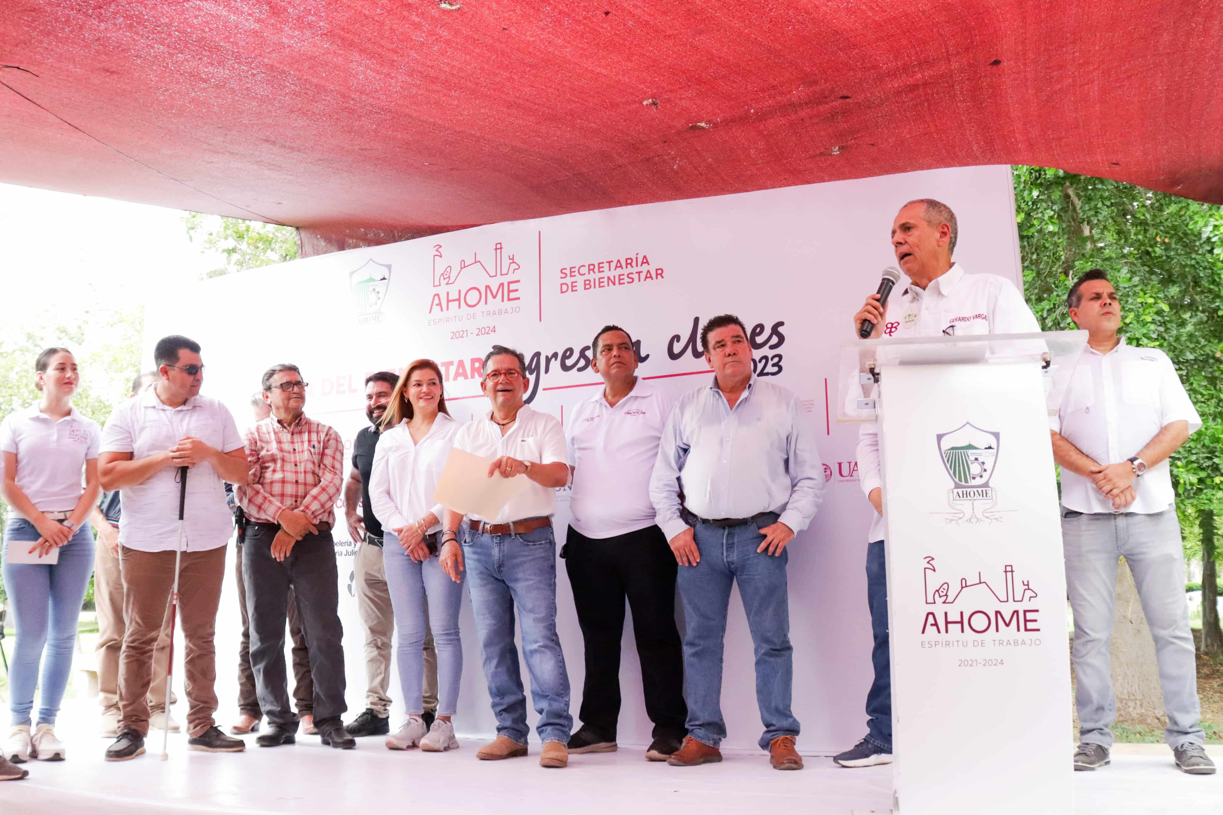 Alcalde de Ahome dando algunas palabras en la Feria del Bienetstar