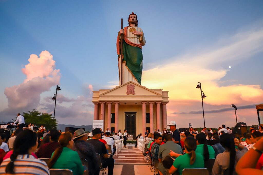Monumento de San Judas Tadeo en el nuevo parque Mirador de Badiraguato