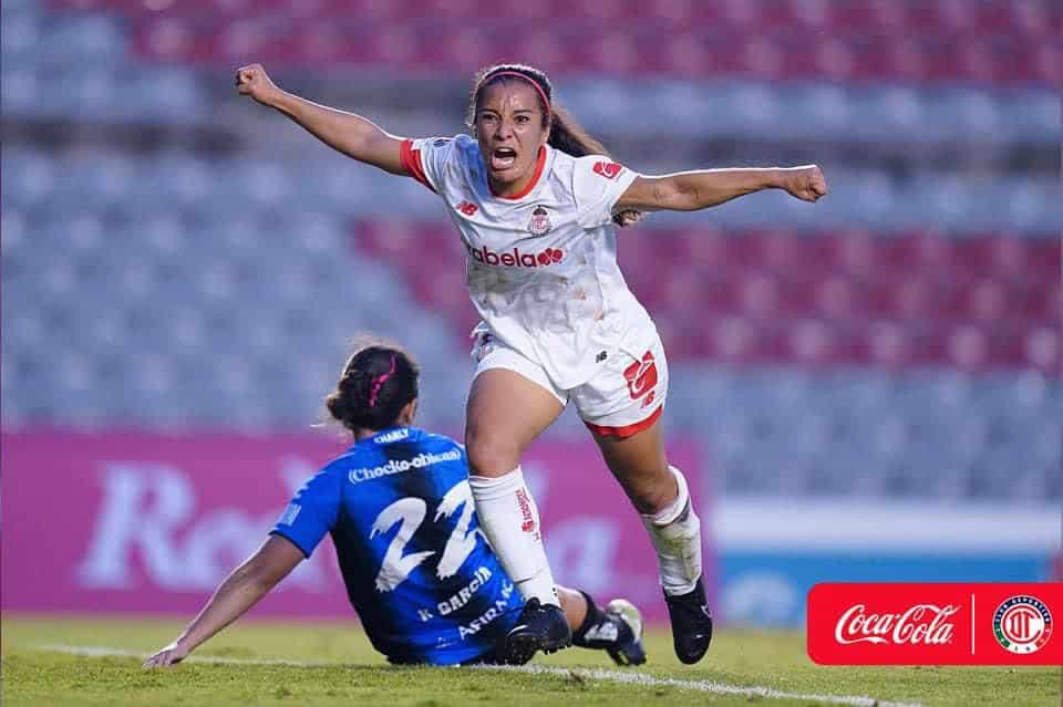 Cinthya Peraza festejando un gol en el campo