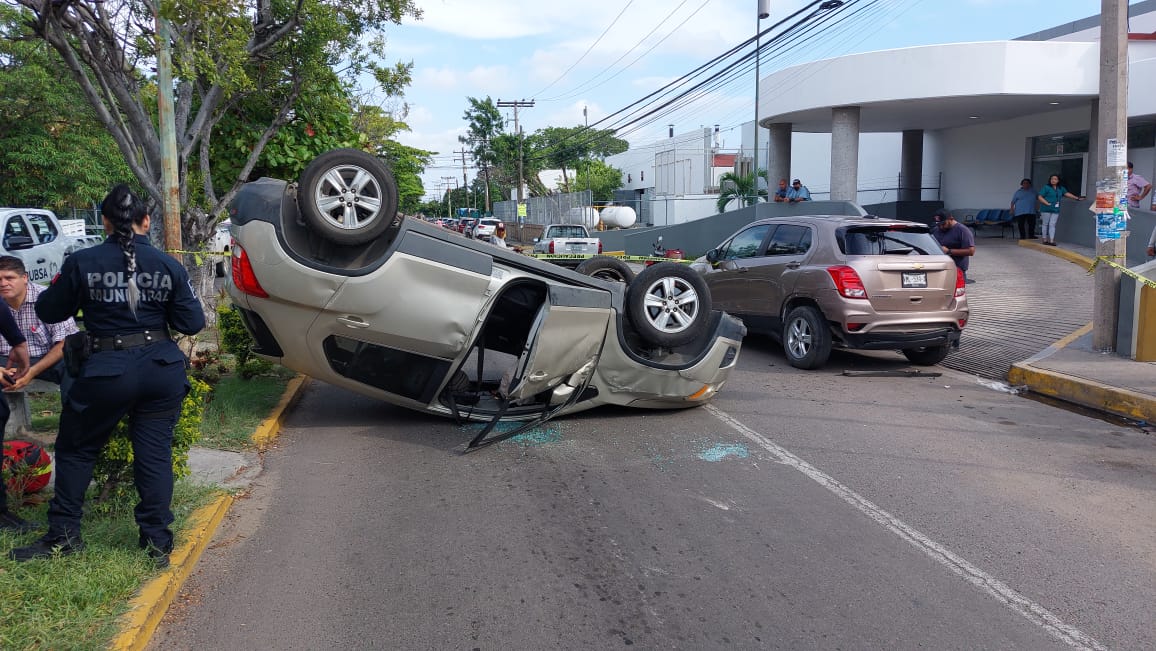 Camioneta volcada sobre la avenida Mazatlán