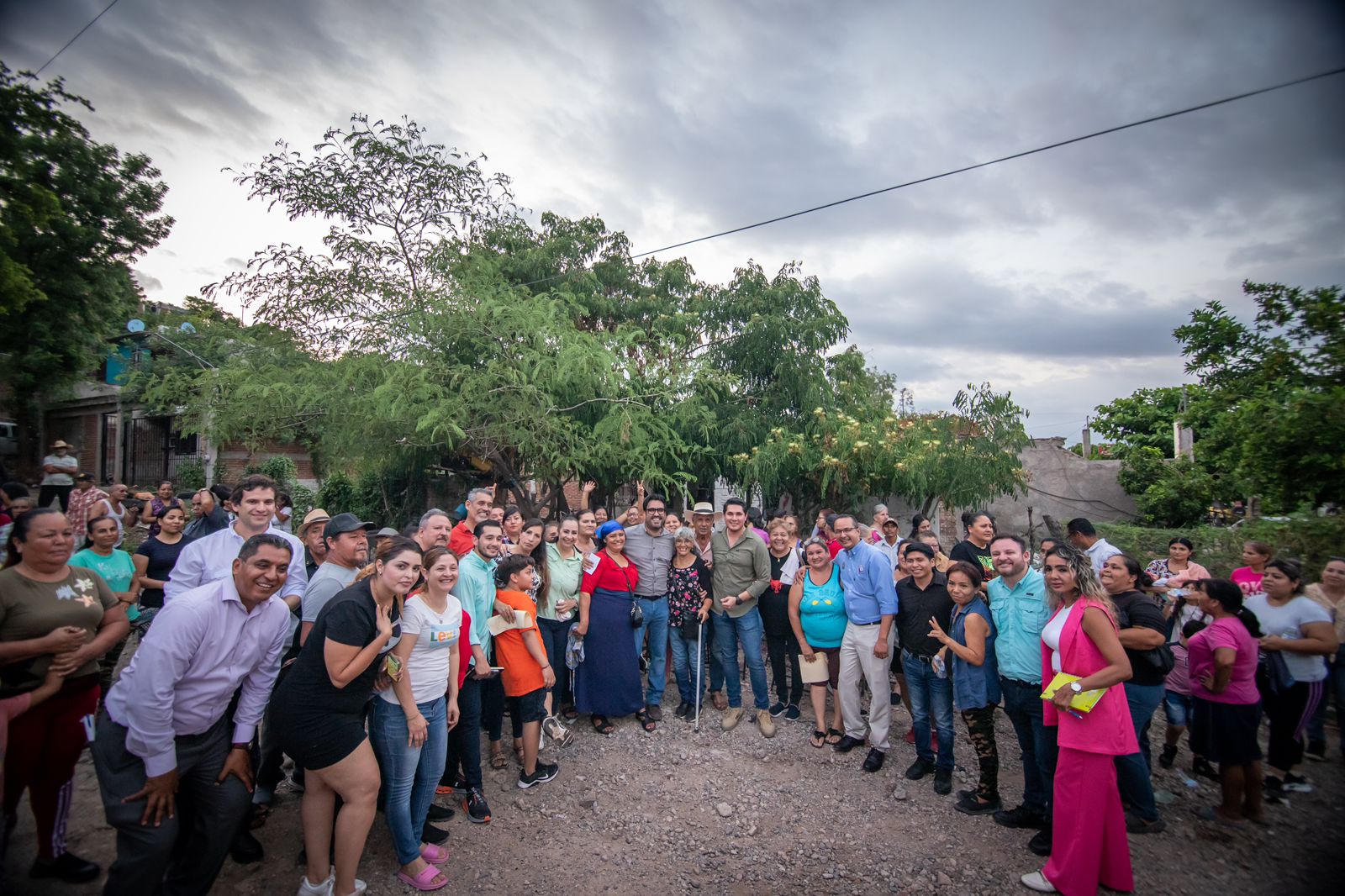 Alcalde de Culiacán junto a los vecino de la colonia Renato Vega