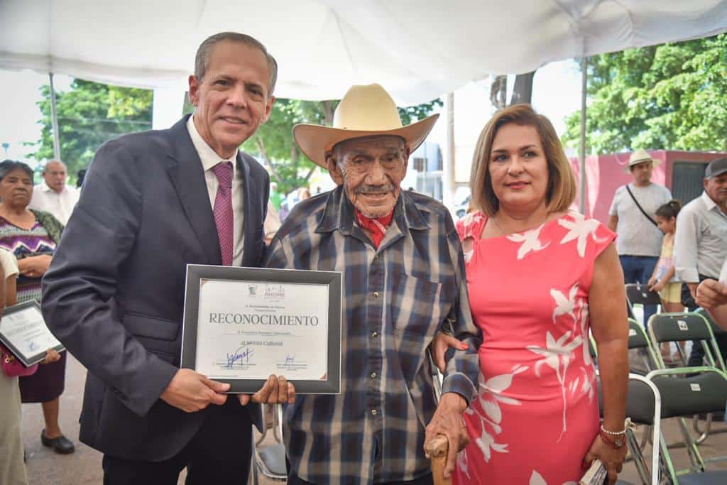 Entrega de reconocimientos en el 415 aniversario de San Miguel Zapotitlán