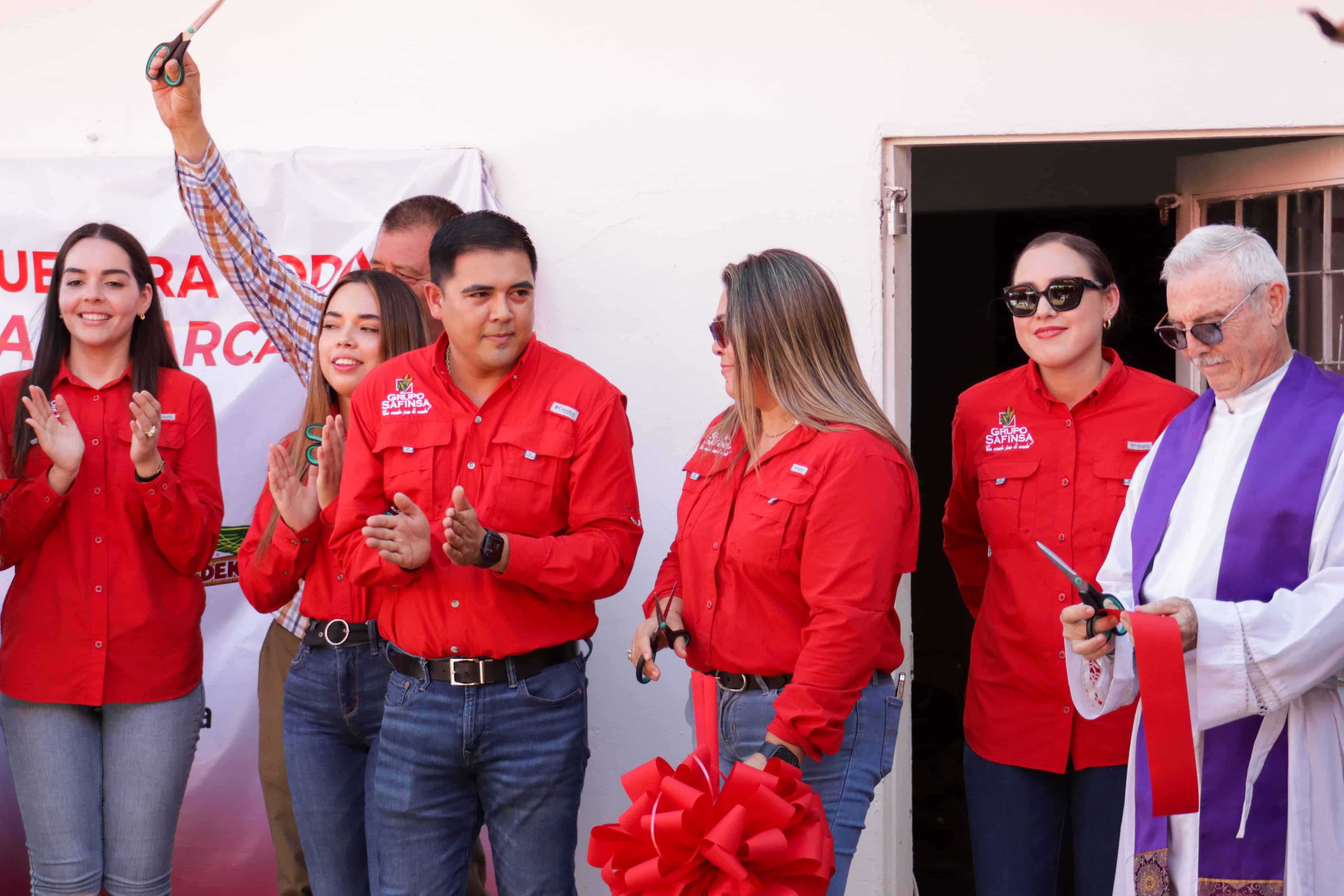Corte de listón en la nueva sucursal de Grupo Safinsa