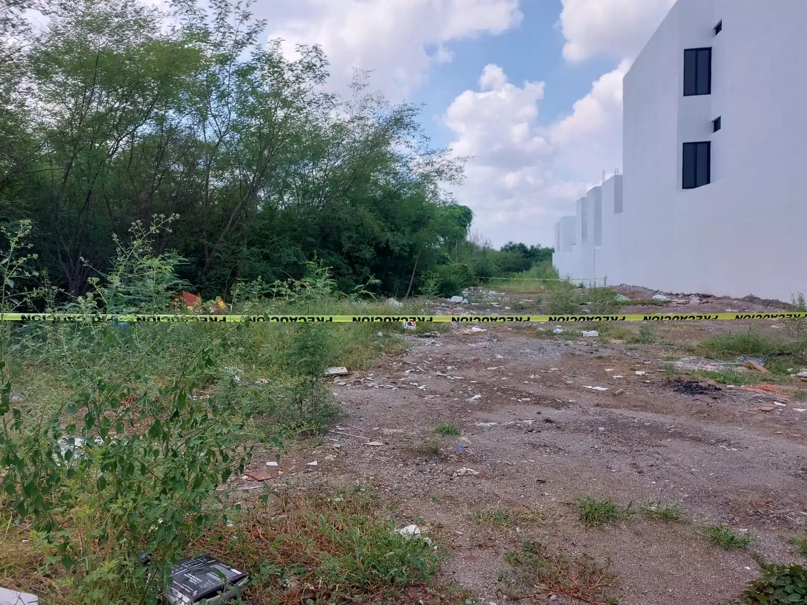 Vista amplia de la zona acordonada donde se encontró a la bebé envuelta en una bolsa de plástico