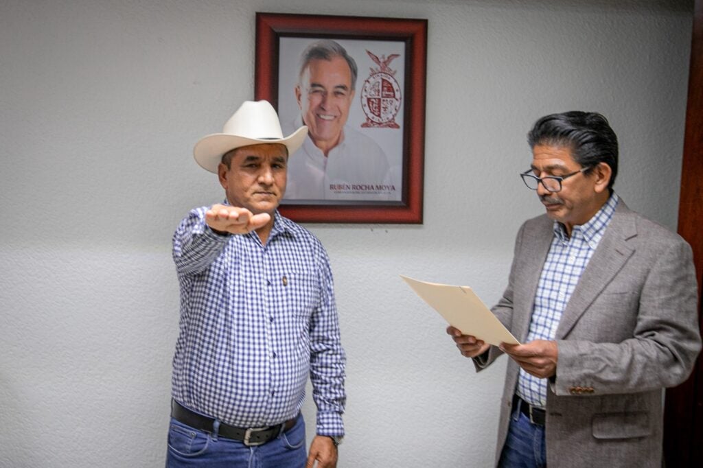 Ramon Gelasio González Villamar tomando protesta con el alcalde de Guasave