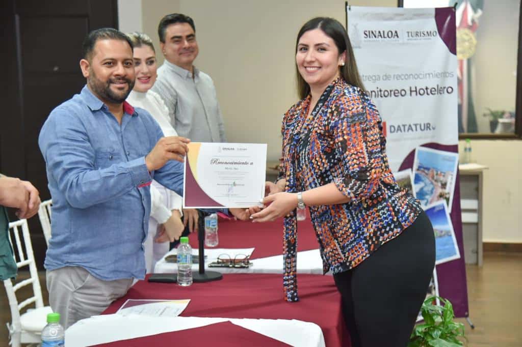 Hoteleros recibiendo su certificación
