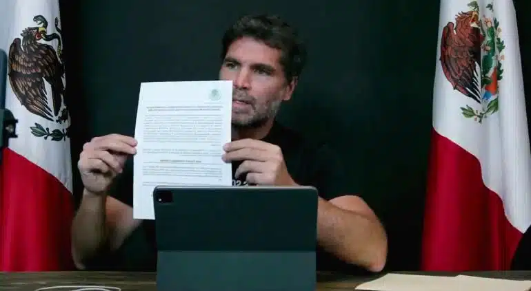 Eduardo Verástegui sosteniendo un documento oficial