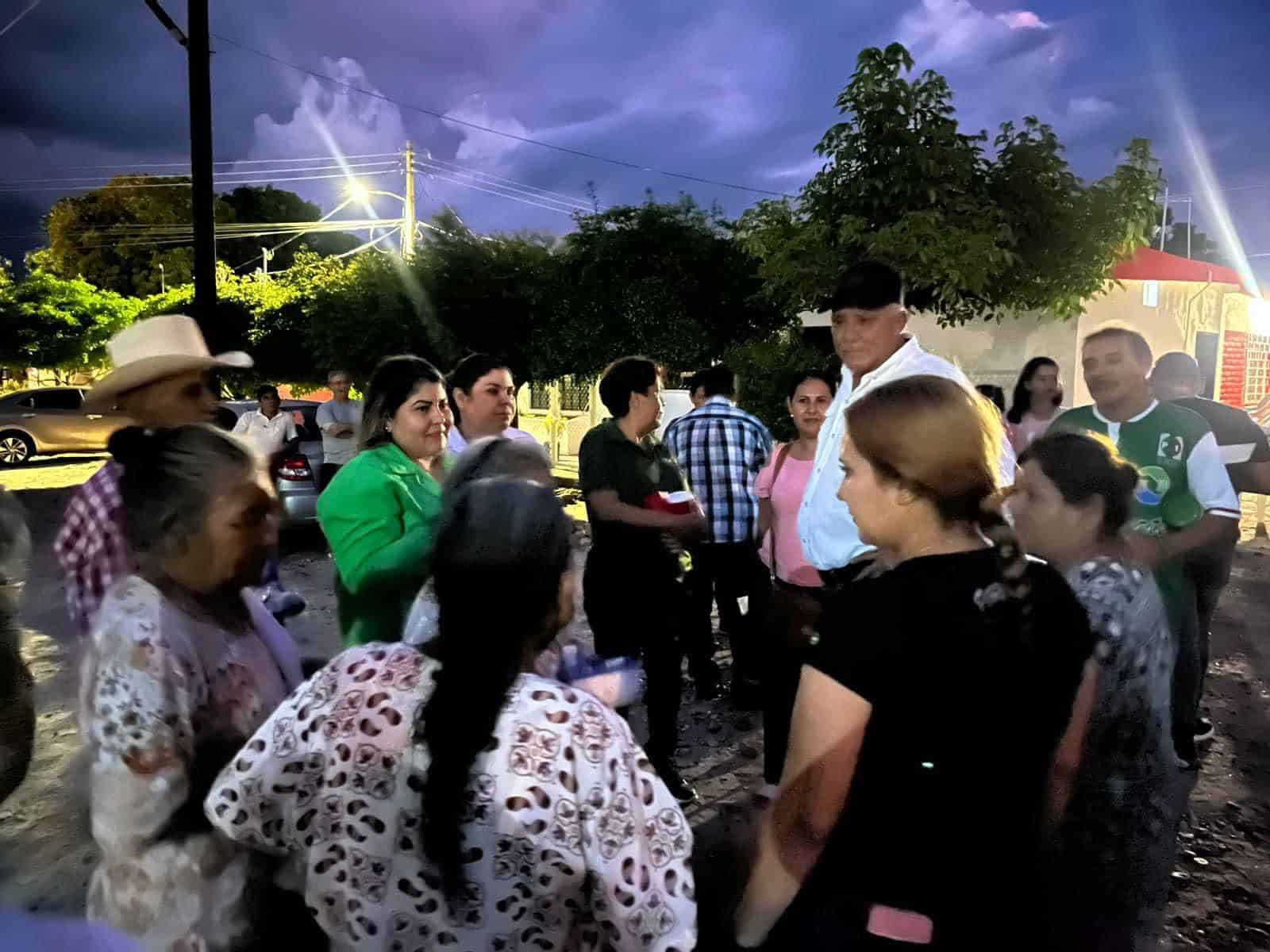 Alcalde Gildardo Leyva junto a residentes de El Fuerte