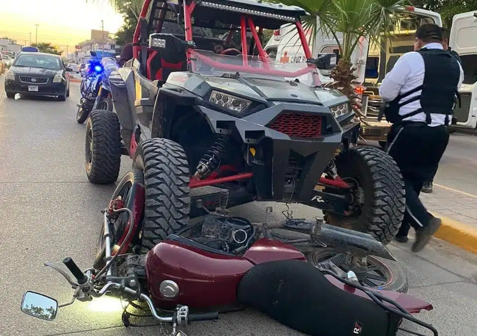 Moto derribada sobre el bulevar, junto al Raizer que participó en el accidente
