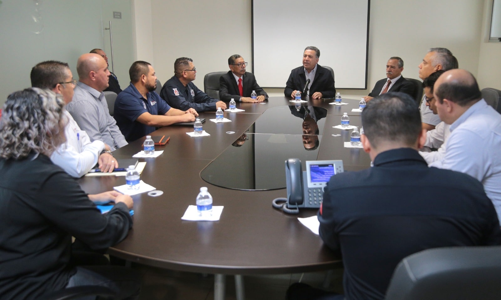 Enrique Inzunza Cazarez durante la entrega de su cargo a Gerardo Mérida Sánchez y Leoncio Pedro García Alatorre