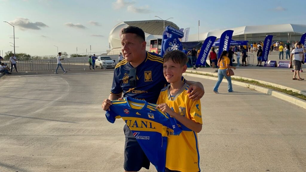 Aficionados llegando al Kraken para ver el partido entre Tigres y Mazatlán FC. Foto: Manuel Mancilla