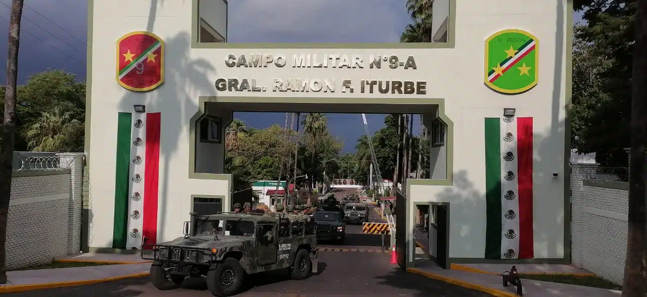 Elementos del Ejército Mexicano saliendo del Campo Militar 9-A Gral. Ramón F. Iturbide