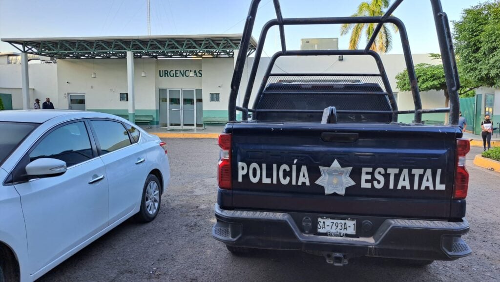 Policía Estatal afuera de la entrada de urgencias de IMSS Bienestar en Guamúchil