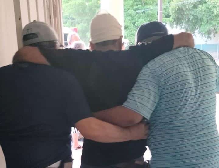 Personas auxiliando a Jorge tras su caída