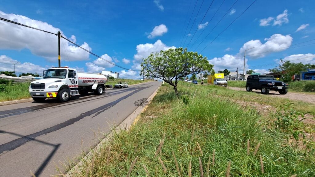 Pipa de Bomberos Culiacán en el lugar donde se incendió el vehículo