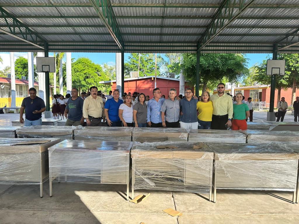 Donativo de la Congregación Mariana Trinitaria para la Escuela Secundaria Técnica 16