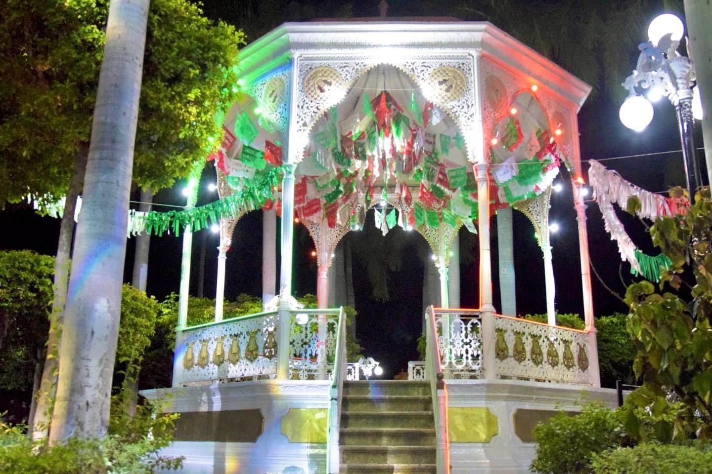 Kiosco decorado para las fiestas patrias