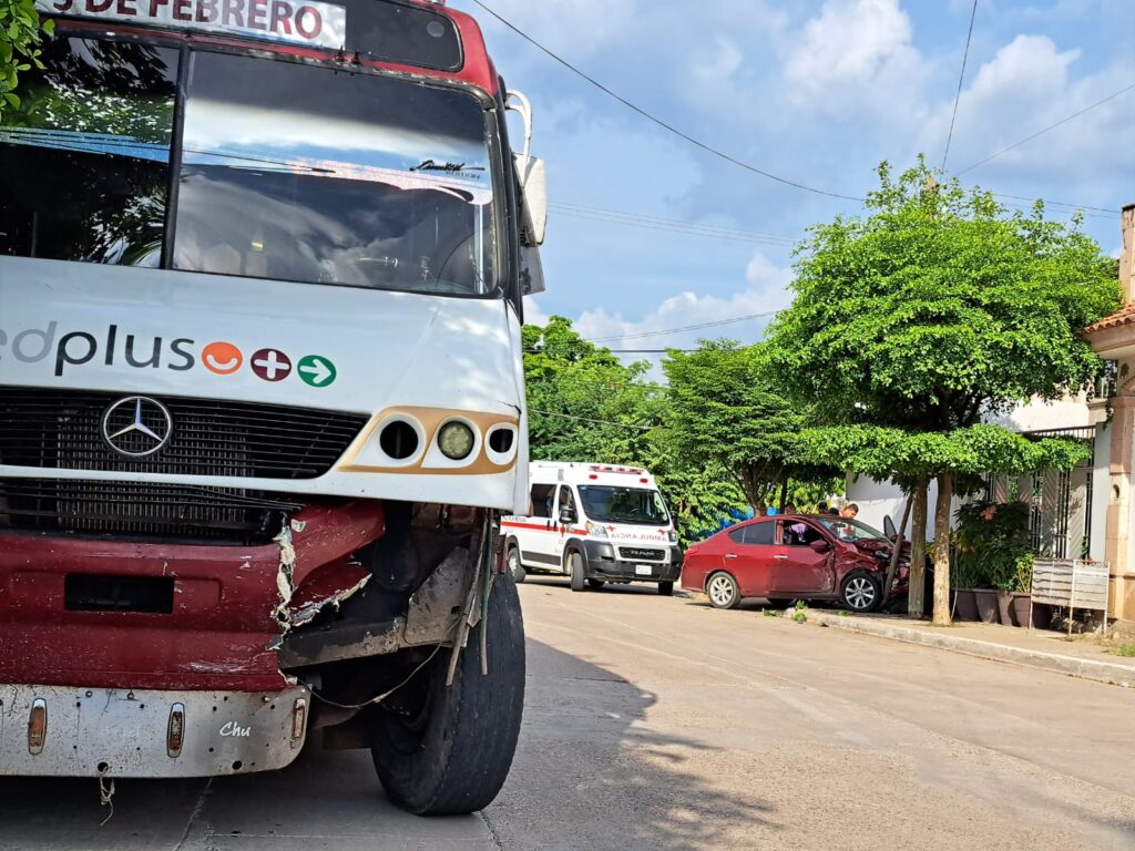 Camión de transporte urbano con daños en la parte frontal