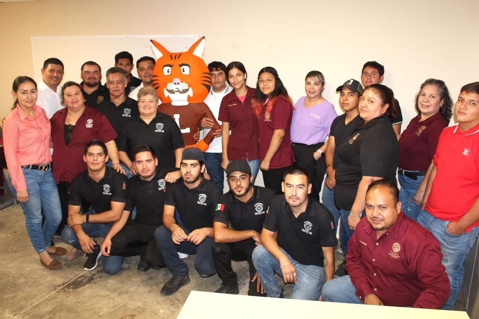 Alumnos de la UAdeO que conforman el comité de apoyo a bomberos