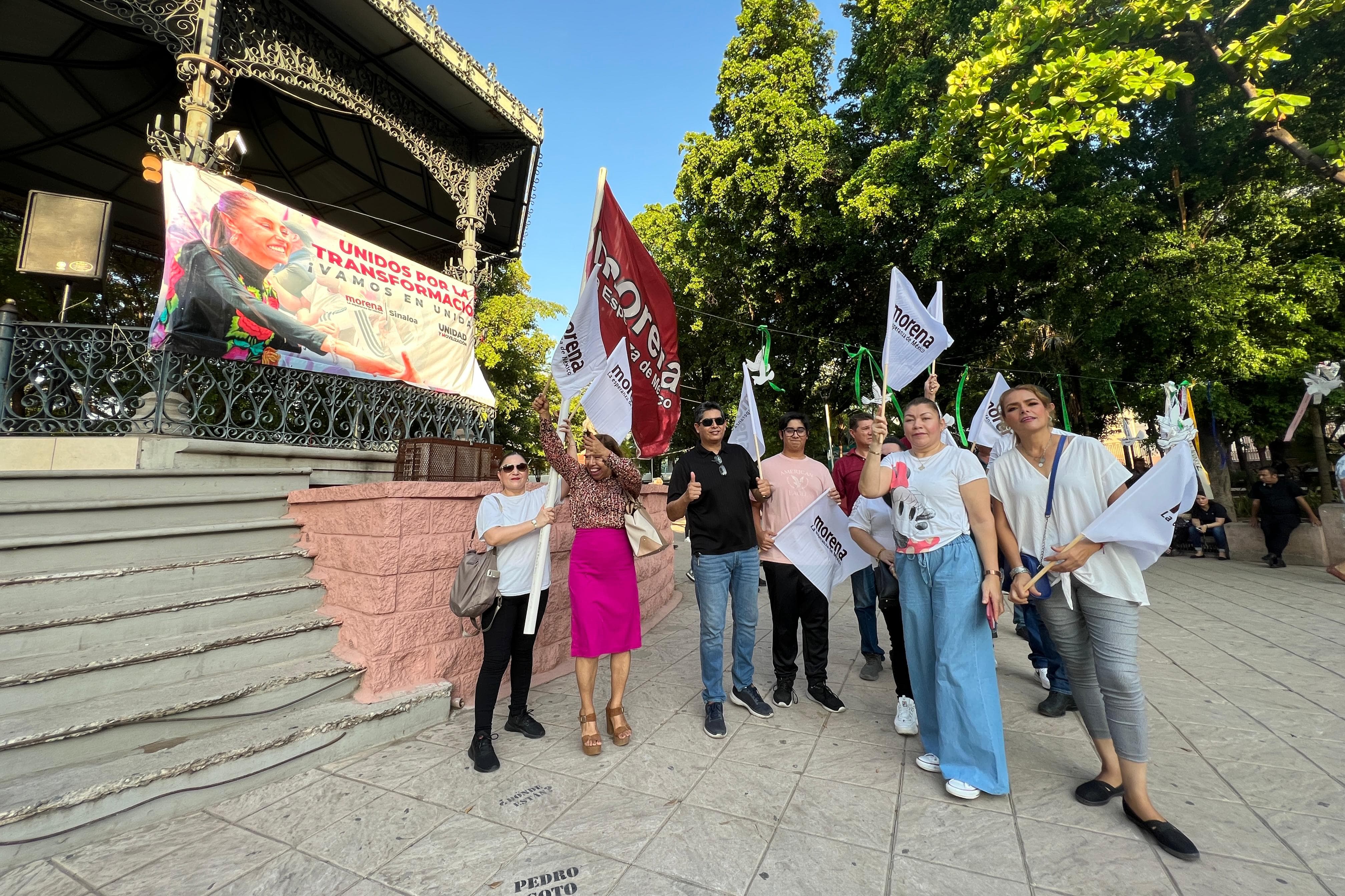 Seguidores de Claudia Sheinbaum refrendando su apoyo en el evento público