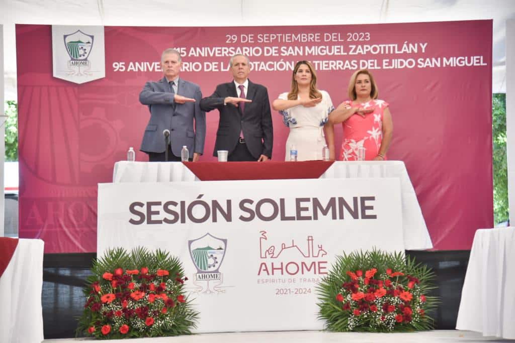 Alcalde Gerardo Vargas junto a funcionarios en el 415 aniversario de San Miguel Zapotitlán
