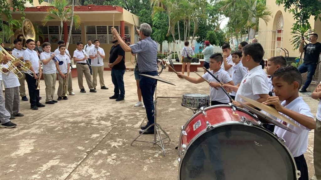 Alumnos que conforman “La Milagrosa” durante sus ensayos con el profesor Víctor Manuel Rubio