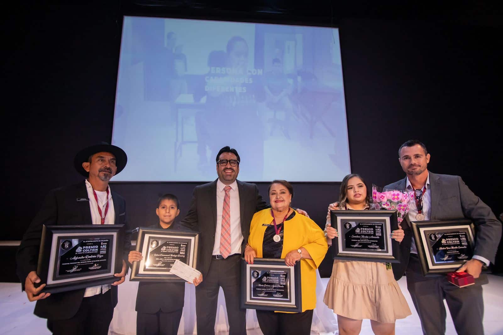 Alcalde de Culiacán junto a los cinco galardonados con el Premio Coltzin al Mérito Ciudadano 2023