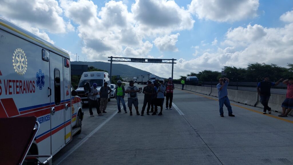 Fuerte accidente sufre chofer de tráiler cargado de duraznos por la Culiacán- Mazatlán.