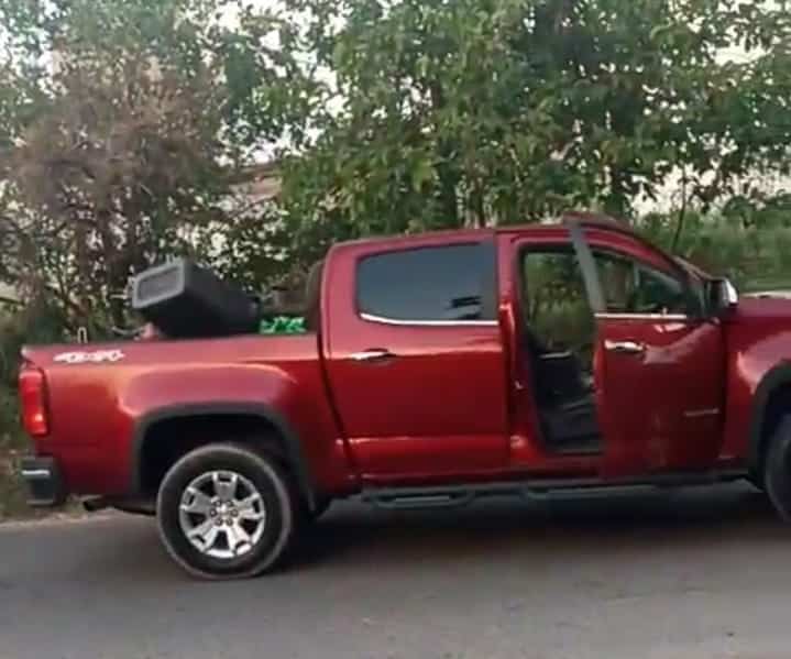 camioneta Pickup color tinto de modelo reciente