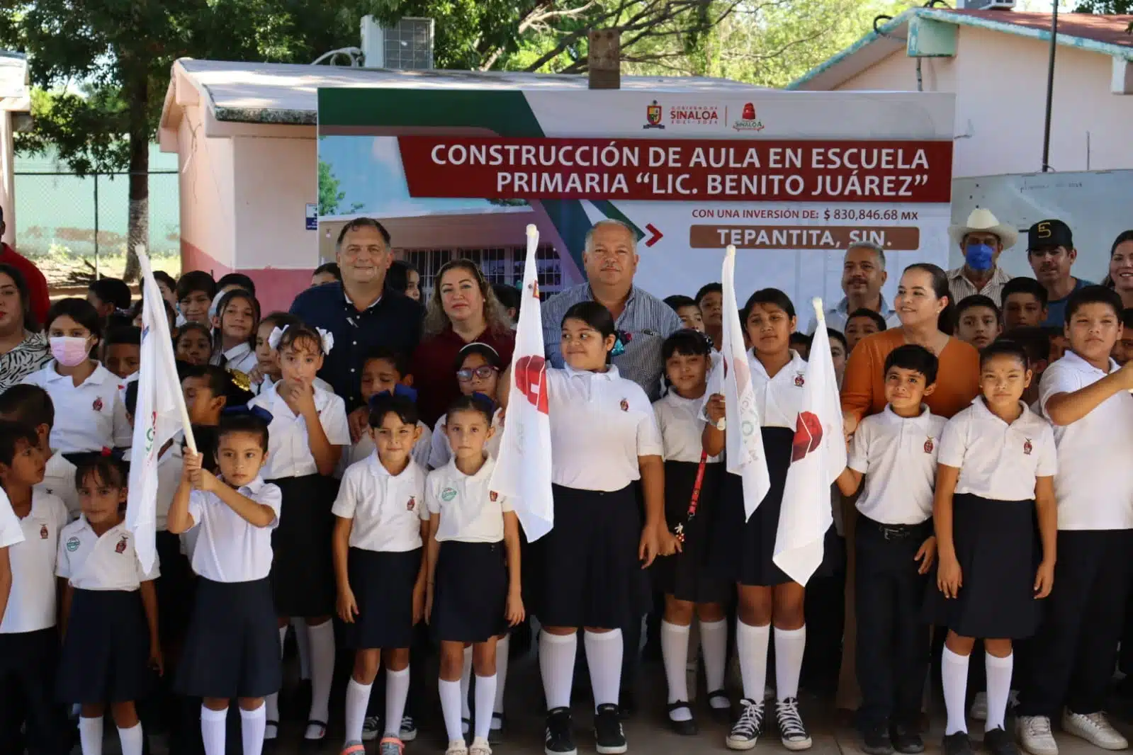 Alcalde Rolando Mercado junto a alumnos de la escuela primaria Lic. Benito Juárez