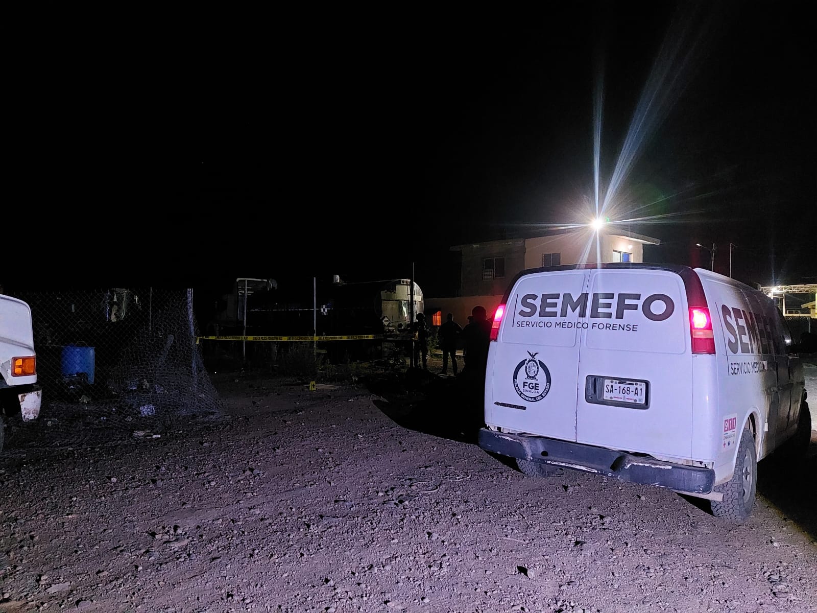 Vehículo de Semefo en el lugar donde encontraron a una persona calcinada