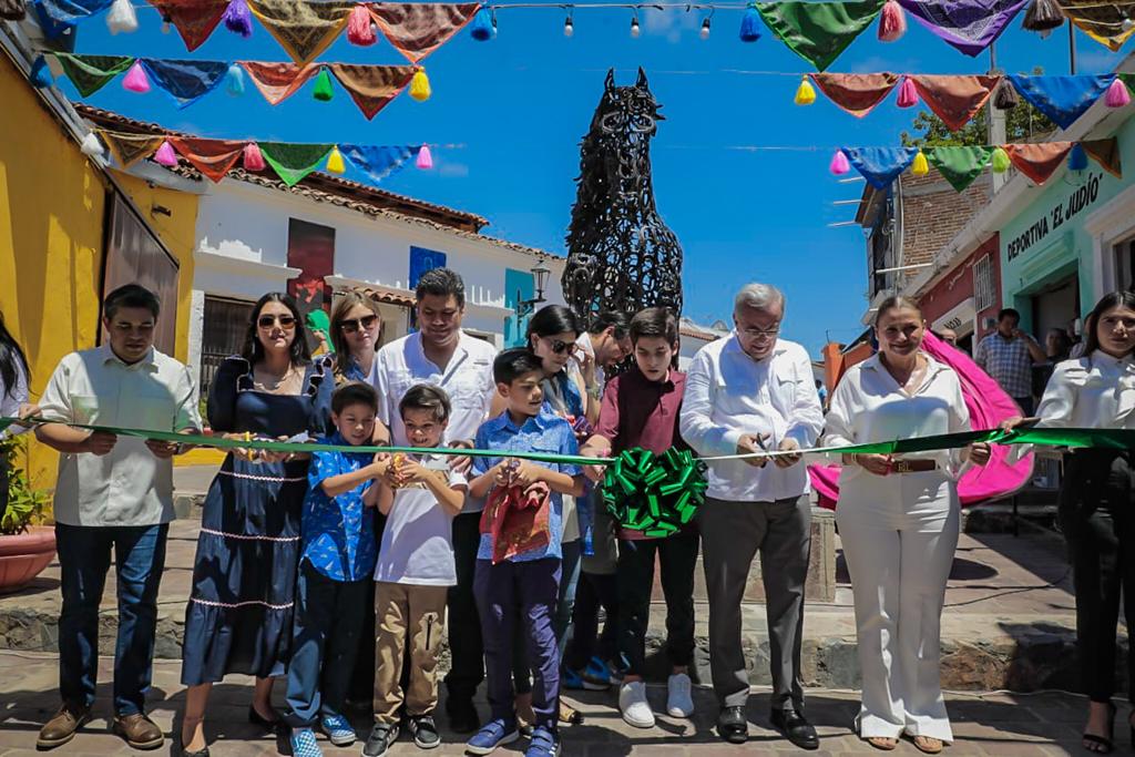 Inauguración de escultura en el callejón Toptli