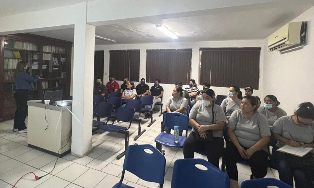 Capacitación de Coepriss a restauranteros de Guasave