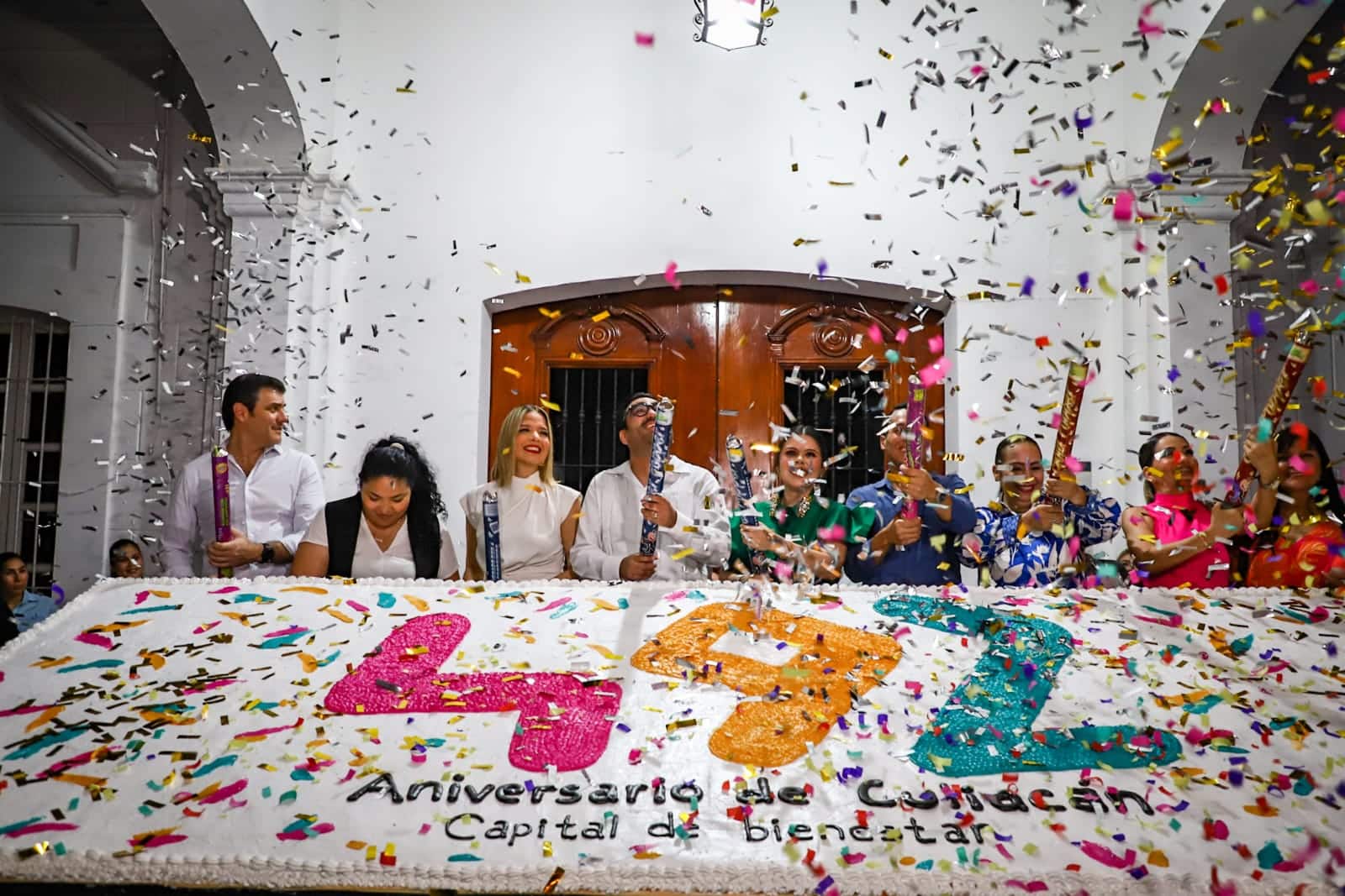Alcalde Juan de Dios Gámez Mendívil y funcionarios públicos celebrando el 492 Aniversario de Culiacán